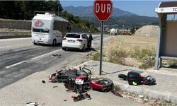 Otomobille çarpışan motosiklet sürücüsü hayatını kaybetti
