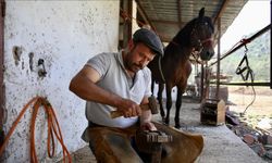 Ambulans şoförü, unutulmaya yüz tutan mesleği öğrendi