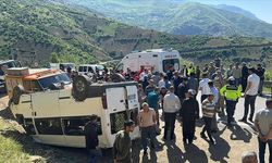 Öğrenci servisinin devrilmesi sonucu 14 kişi yaralandı