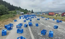 Tırdan yola savrulup kırılan şişeler ulaşımı aksattı