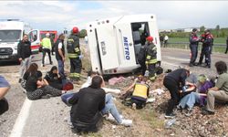 Yolcu otobüsü devrildi, 13 kişi yaralandı
