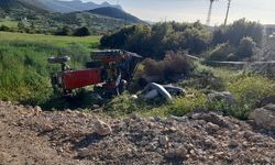 Devrilen traktörün altında kalan çocuk öldü, 4 kişi yaralandı