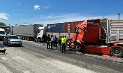 3 tırın karıştığı zincirleme kaza trafiği aksattı