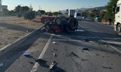 Traktörle çarpışan araç hurdaya döndü: 3 ölü, 3 yaralı