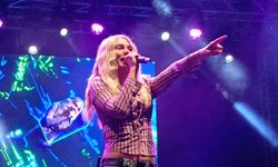 Aleyna Tilki, Cumhuriyet coşkusuyla İncirliova'yı salladı