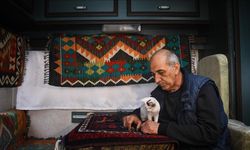Halı tamircisi, depremler sonrası dükkanını karavana taşıdı