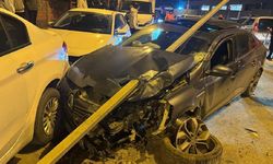 Levhaya çarpan araç diğer araçlara da zarar verdi
