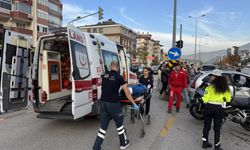 U dönüşü yaparken motosiklete çarptı: 4 yaralı
