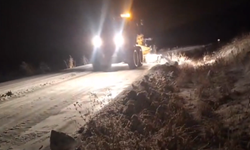 8 köy yolu açıldı, mahsur kalan 2 araç kurtarıldı