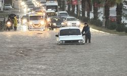 Bodrum’da yollar göle döndü, araçlar mahsur kaldı