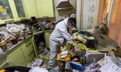 İhbar üzerine girilen evden tonlarca çöp tahliye edildi