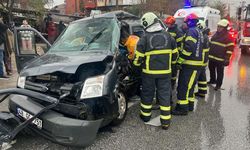 Hafif ticari araç kamyonla çarpıştı: 1 ölü, 1 yaralı
