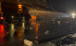 Kaya parçaları yolu kapattı