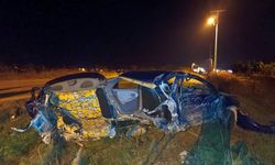Kazada otomobil ikiye bölündü: Sürücü yaralandı