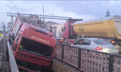 Lastiği patlayan itfaiye aracı köprü arasında asılı kaldı