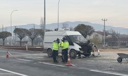 Öğrenci servis aracı ile kamyonet çarpıştı: 14 yaralı