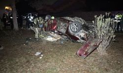 Refüje devrilen otomobilin sürücüsü hayatını kaybetti