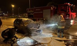 Seyir halindeki otomobil alev aldı