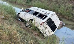 Tarım işçilerini taşıyan minibüs sulama kanalına devrildi: 18 yaralı