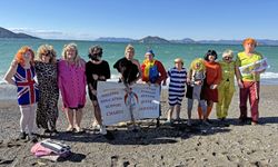 Kostümlerle denize girip farkındalık oluşturdular