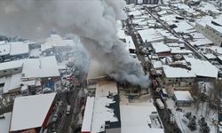 Mobilyacıda çıkan yangın işyerlerine sıçradı: Ölü ve yaralılar var