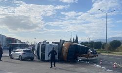 Nazilli’de iş makinesi taşıyan kamyon devrildi