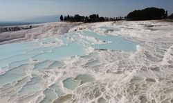 Pamukkale'nin beyaz travertenleri karla kaplandı