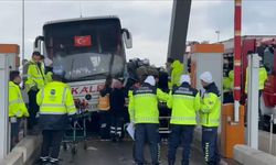 Yolcu otobüsü otomobile çarptı: 2 ölü