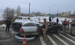 İki otomobil çarpıştı: 1 ölü, 5 yaralı