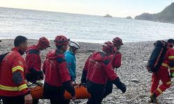 Kayalıklardan yuvarlanan genç hastanelik oldu