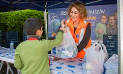 Kuşadası’nda çocuklara beslenme çantası desteği