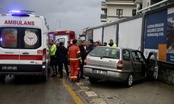 Otomobil duvara çarptı: 1 ölü, 2 yaralı