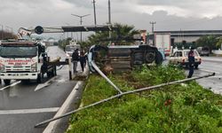Nazilli'de yağış kaza getirdi: Elektrik direğine çarptı