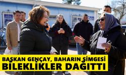 Başkan Gençay, baharın simgesi bileklikler dağıttı