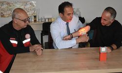 Öğrencisinden ilham aldı, hastanelerdeki büyük çileyi bitiren cihaz icat etti. İthal fiyatının yüzde birine üretiyor