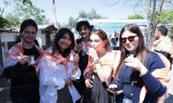 Estonyalı öğrenciler İncirliova’da deve çiftliğini ziyaret etti