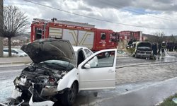 İki otomobil çarpıştı: 4'ü futbolcu 6 kişi yaralandı