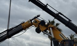 Kırılan vinç taşıma kolunun altında kalan işçi öldü