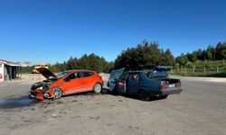 İki otomobil çarpıştı: 5 yaralı