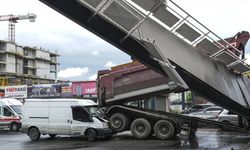 Damperi açık tır üst geçidi yıktı