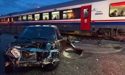 Nazilli'de mucize kurtuluş: Tren otomobile çarptı