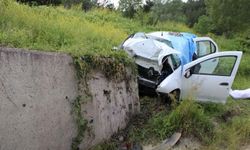 Korkunç kaza: Araç istinat duvarına çarptı, 3 ölü