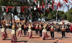 Kuyucak'ta bayram coşkusu: Cumhuriyet Meydanı şenlendi
