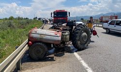 Feci kaza: Minibüs traktöre çarptı, 1 kişi öldü, 3 kişi yaralandı