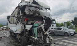 Tankere çarpan tırın sürücüsü öldü