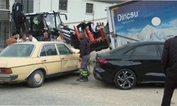 Yokuşta facia: Kamyonet işçileri ezdi, 2 ölü