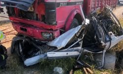 Kamyonun altında can pazarı: 3 kişi hayatını kaybetti