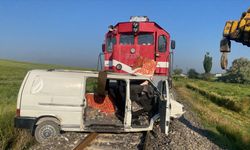 Hemzemin geçitte korku dolu anlar: Yolcu treni kamyonete çarptı