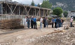 İnşaatta dehşet anları: Çöken iskele 2 işçinin hayatına mal oldu