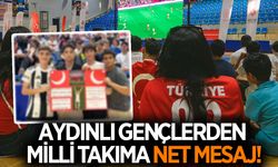 Aydınlı gençlerden Milli maçta anlamlı pankart: "Bayrağı taşıyan yorulmaz!"